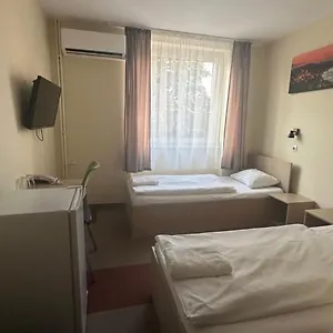 Bed & Breakfast Free Parking, Free Breakfast, Only 15 Minutes To Center Budapest